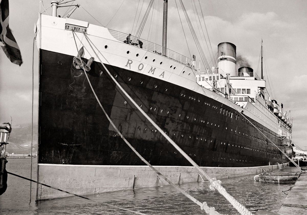 Imagen principal - El trasatlántico Roma-Ceuta. 1924; Primera jura de bandera de la Legión, en Ceuta, octubre de 1920 e inauguración del muelle 'Alfonso XIII', en Ceuta, 1928.